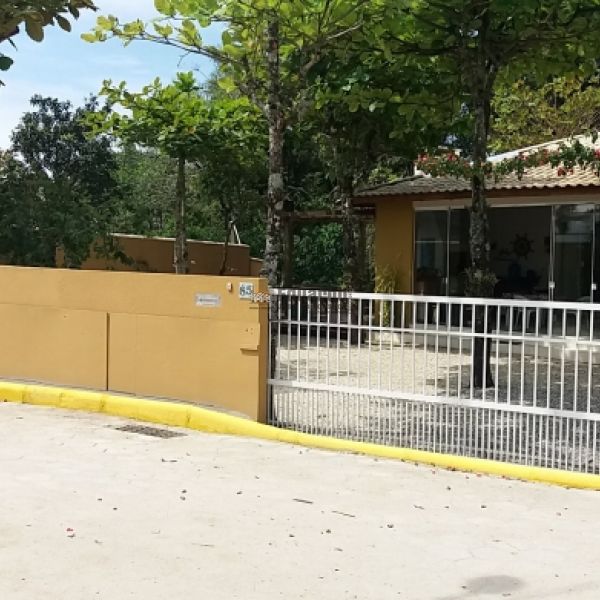 CASA NO CENTRO DE PORTO BELO A POUCOS METROS DO MA