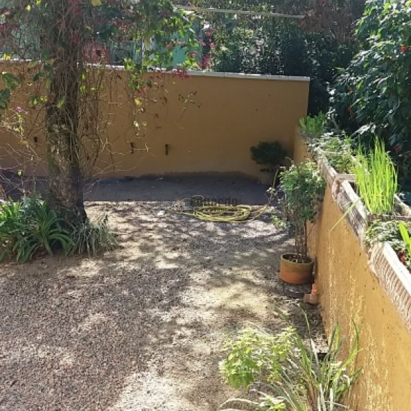 CASA NO CENTRO DE PORTO BELO A POUCOS METROS DO MA