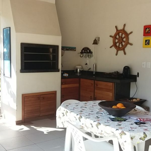 CASA NO CENTRO DE PORTO BELO A POUCOS METROS DO MA