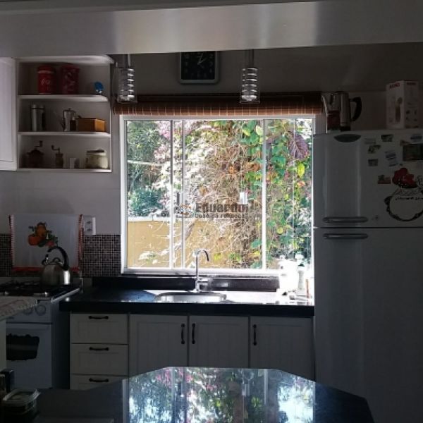 CASA NO CENTRO DE PORTO BELO A POUCOS METROS DO MA