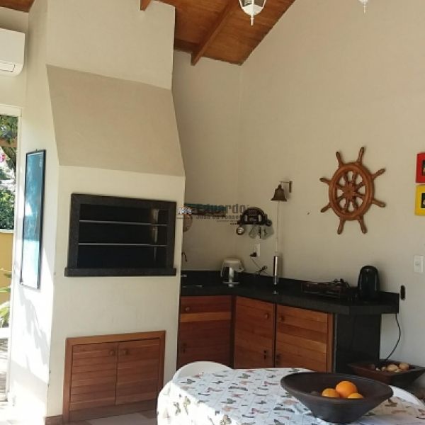 CASA NO CENTRO DE PORTO BELO A POUCOS METROS DO MA