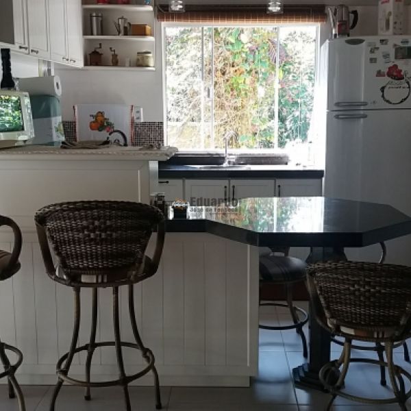 CASA NO CENTRO DE PORTO BELO A POUCOS METROS DO MA