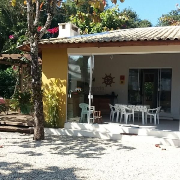 CASA NO CENTRO DE PORTO BELO A POUCOS METROS DO MA