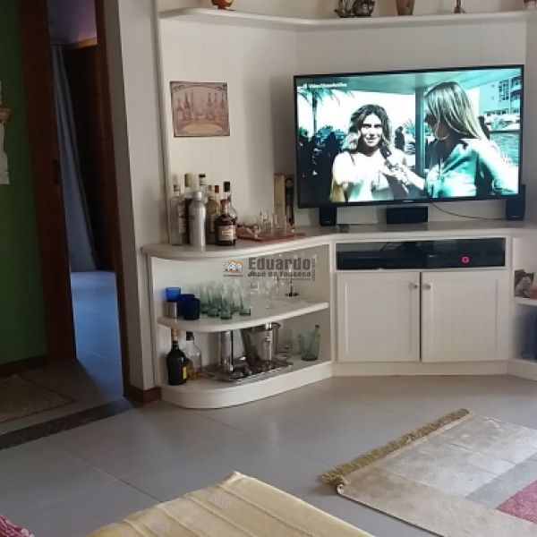 CASA NO CENTRO DE PORTO BELO A POUCOS METROS DO MA