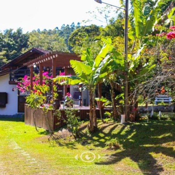 CASA EM CANELINHA  COM 3.800 METROS DE �REA.