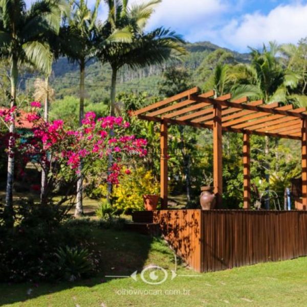 CASA EM CANELINHA  COM 3.800 METROS DE �REA.