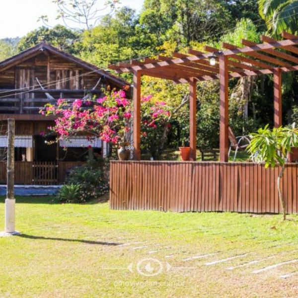 CASA EM CANELINHA  COM 3.800 METROS DE �REA.