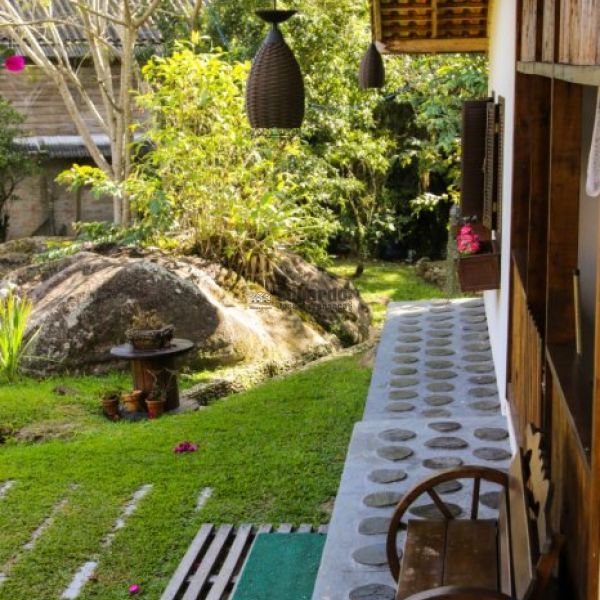 CASA EM CANELINHA  COM 3.800 METROS DE �REA.