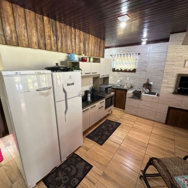 CASA EM CANELINHA  COM 3.800 METROS DE �REA.
