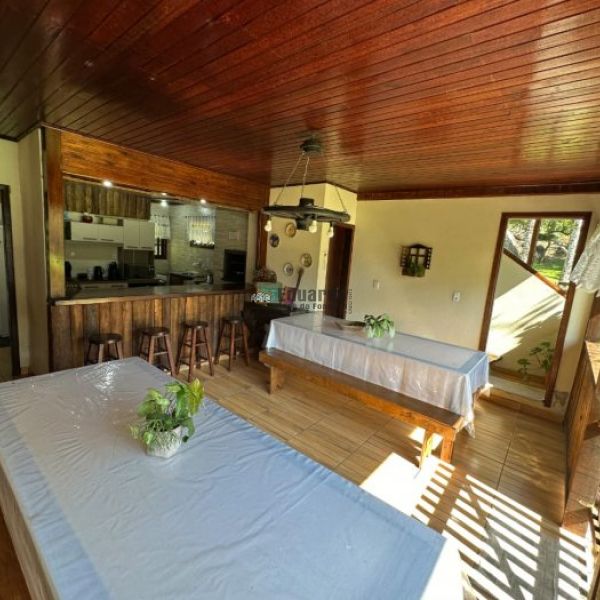 CASA EM CANELINHA  COM 3.800 METROS DE �REA.