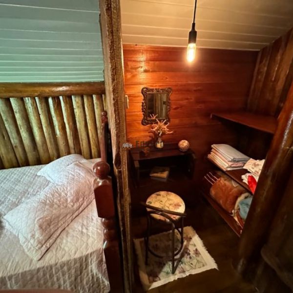 CASA EM CANELINHA  COM 3.800 METROS DE �REA.