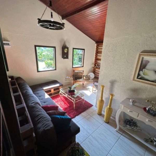 CASA EM CANELINHA  COM 3.800 METROS DE �REA.