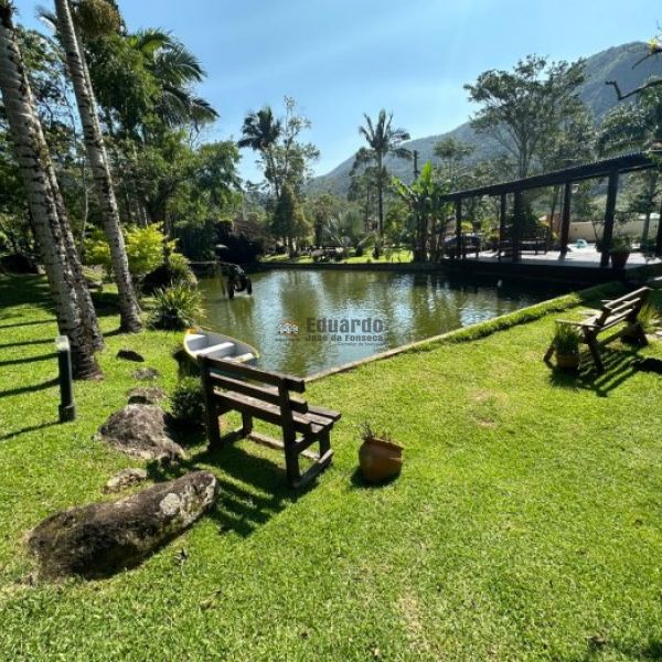 CASA EM CANELINHA  COM 3.800 METROS DE �REA.