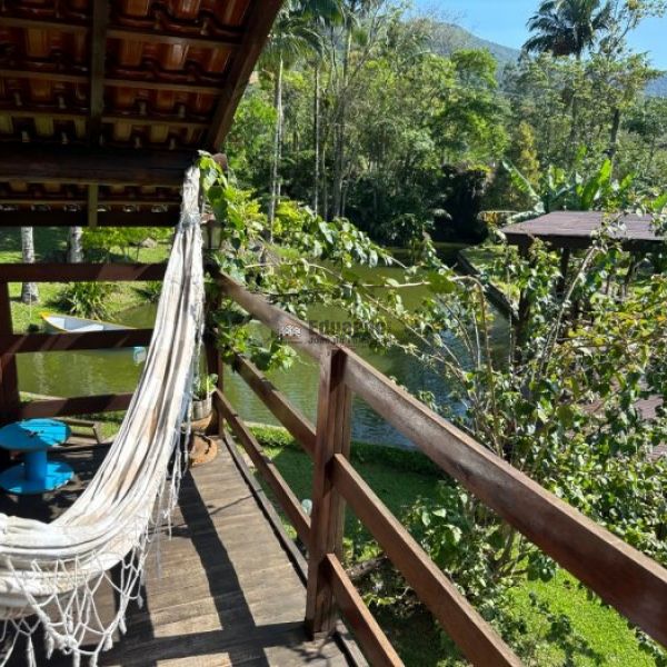 CASA EM CANELINHA  COM 3.800 METROS DE �REA.