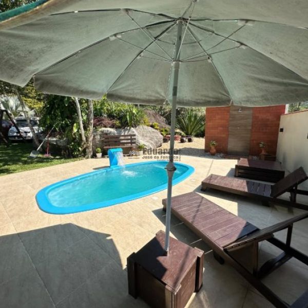 CASA EM CANELINHA  COM 3.800 METROS DE �REA.