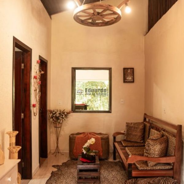 CASA EM CANELINHA  COM 3.800 METROS DE �REA.