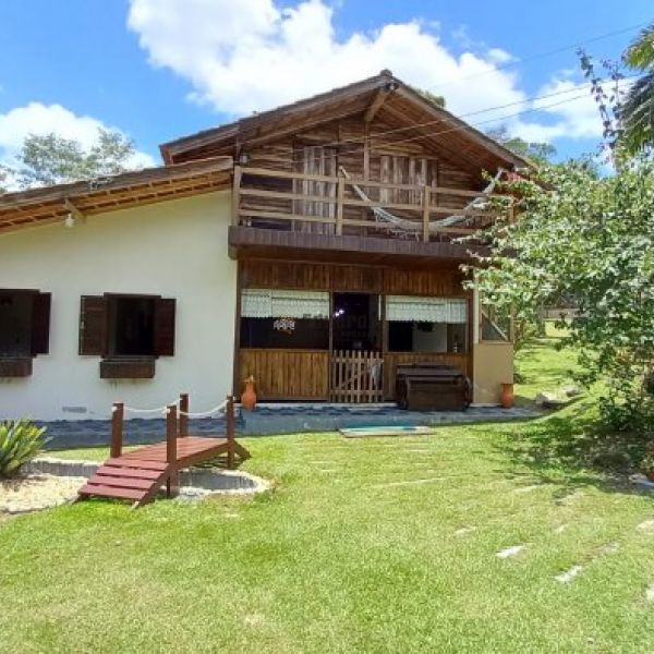 CASA EM CANELINHA  COM 3.800 METROS DE �REA.