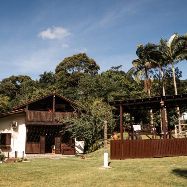 CASA EM CANELINHA  COM 3.800 METROS DE �REA.