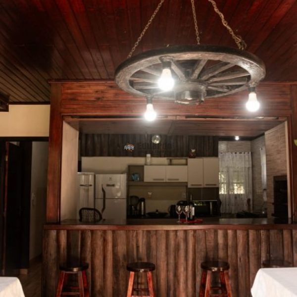 CASA EM CANELINHA  COM 3.800 METROS DE �REA.