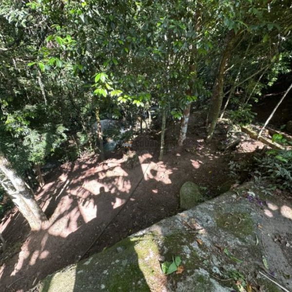 CASA EM CANELINHA  COM 3.800 METROS DE �REA.