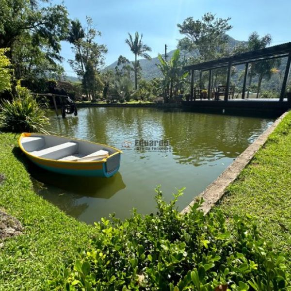 CASA EM CANELINHA  COM 3.800 METROS DE �REA.