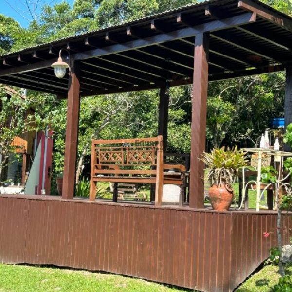 CASA EM CANELINHA  COM 3.800 METROS DE �REA.