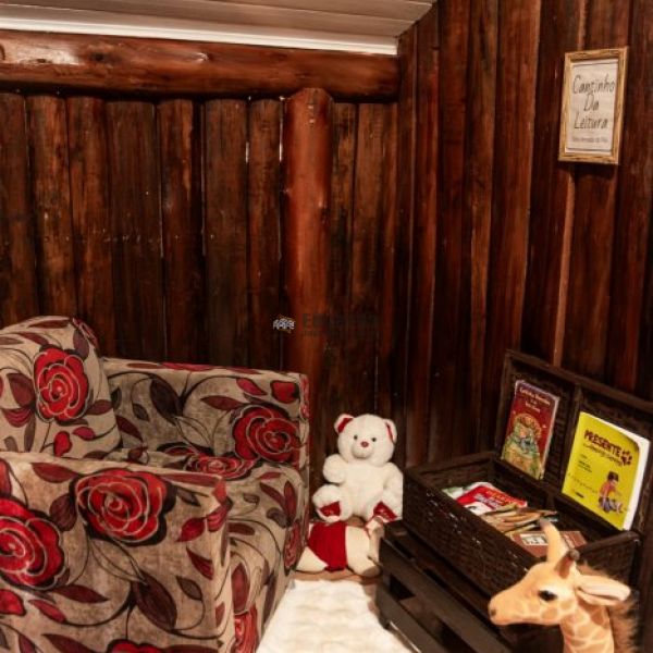 CASA EM CANELINHA  COM 3.800 METROS DE �REA.