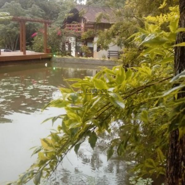 CASA EM CANELINHA  COM 3.800 METROS DE �REA.