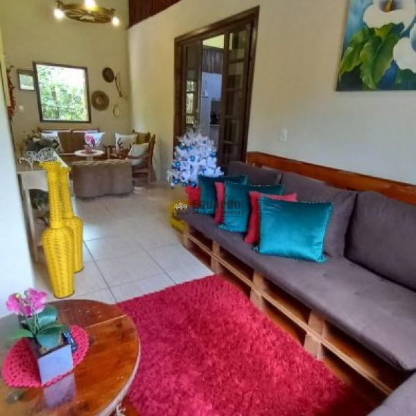 CASA EM CANELINHA  COM 3.800 METROS DE �REA.