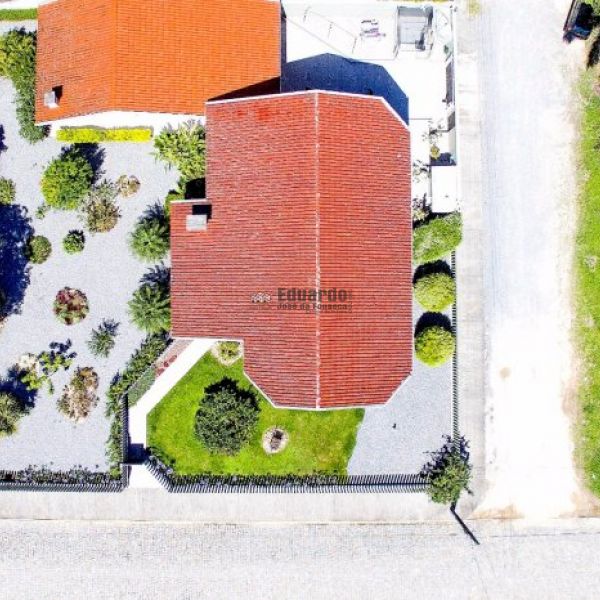 CASA COM 04 SUTES NO CENTRO DE PORTO BELO