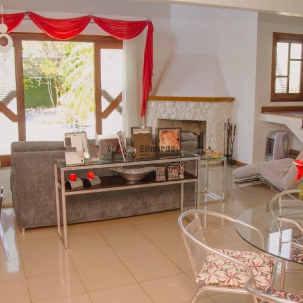 CASA COM 04 SUTES NO CENTRO DE PORTO BELO