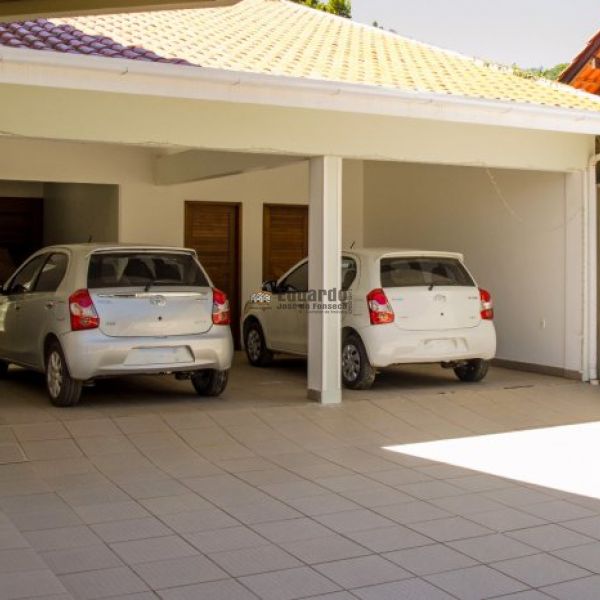 CASA COM 04 SUTES NO CENTRO DE PORTO BELO