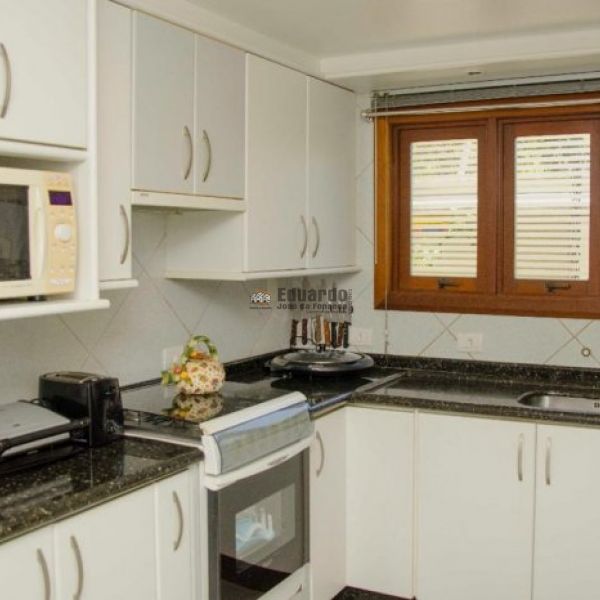 CASA COM 04 SUTES NO CENTRO DE PORTO BELO