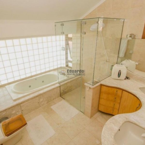 CASA COM 04 SUTES NO CENTRO DE PORTO BELO