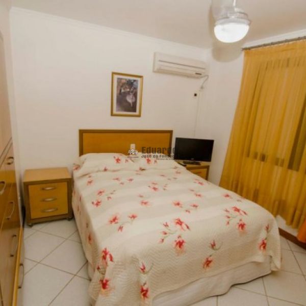 CASA COM 04 SUTES NO CENTRO DE PORTO BELO