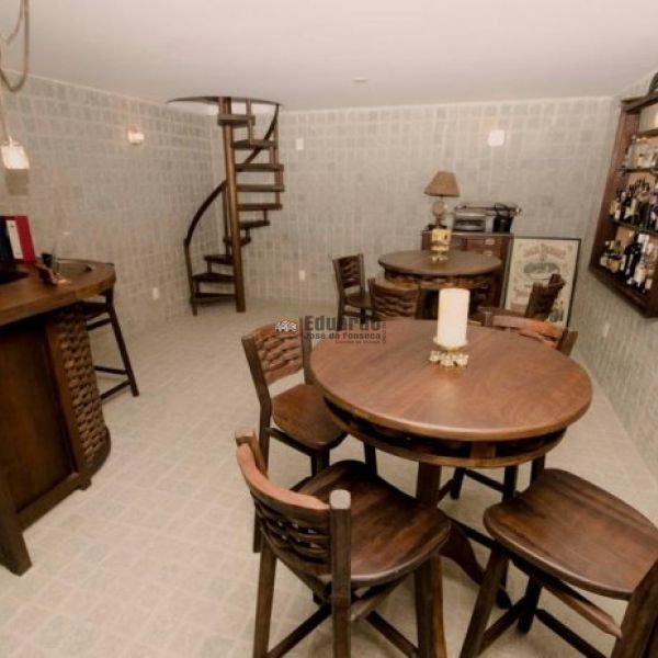 CASA COM 04 SUTES NO CENTRO DE PORTO BELO