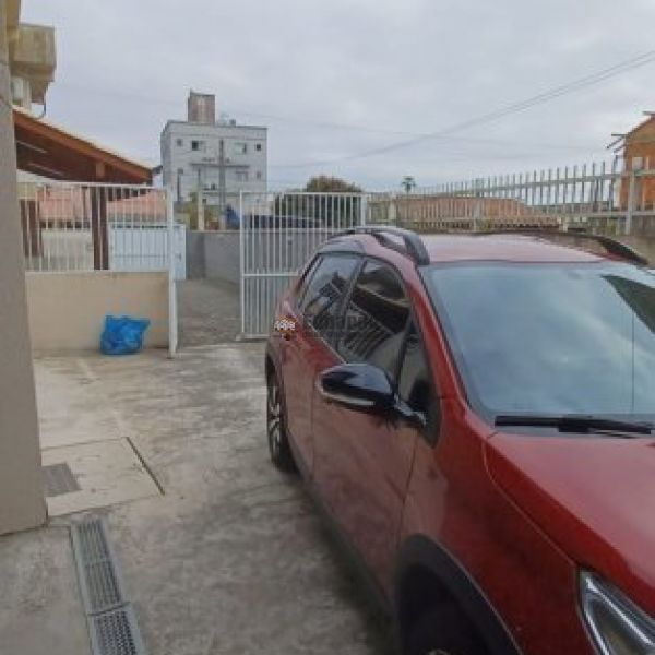 SOBRADO GEMINADO COM 02 DORM.