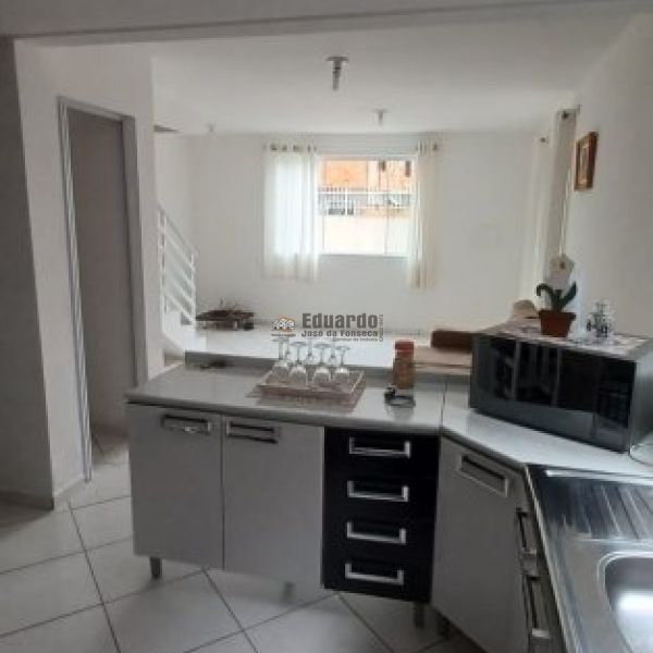 SOBRADO GEMINADO COM 02 DORM.