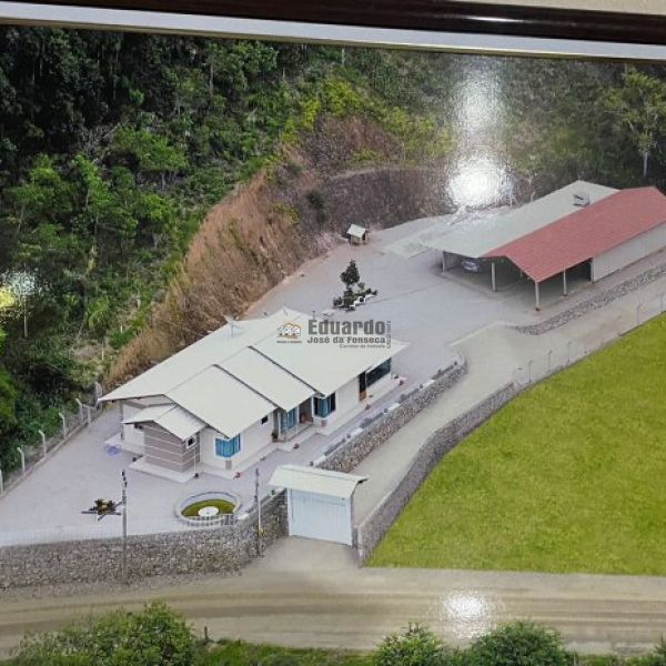 CASA COM 03 DORMITRIOS E 1.327,75M DE REA 