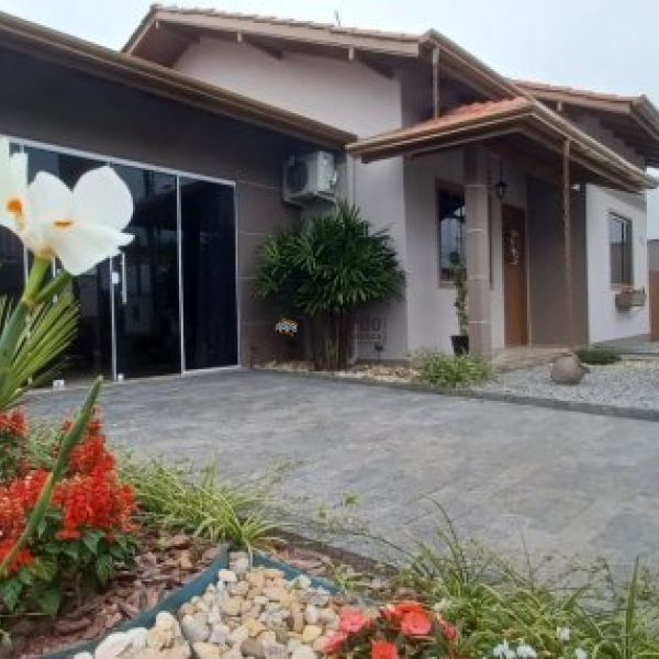 LINDA CASA EM REA NOBRE DE TIJUCAS