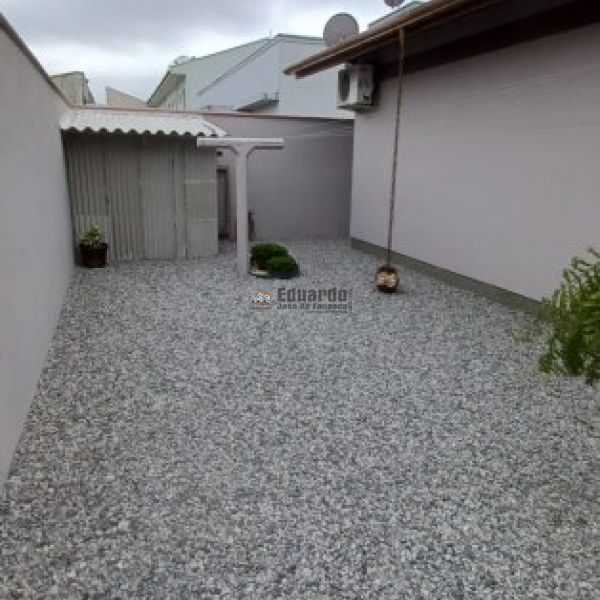 LINDA CASA EM REA NOBRE DE TIJUCAS