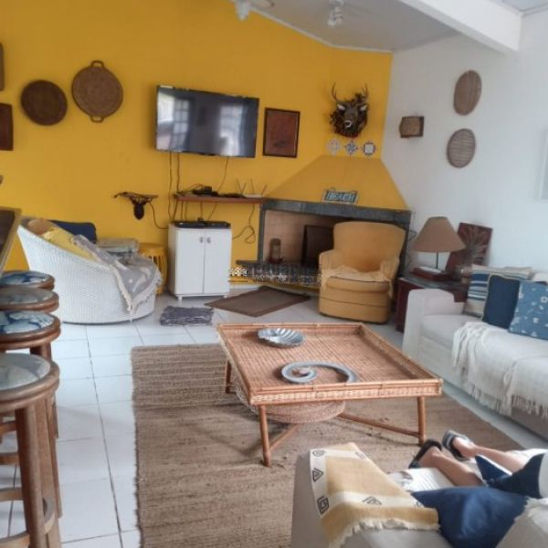 CASA DE PRAIA EM LOCAL ESTRATGICO.