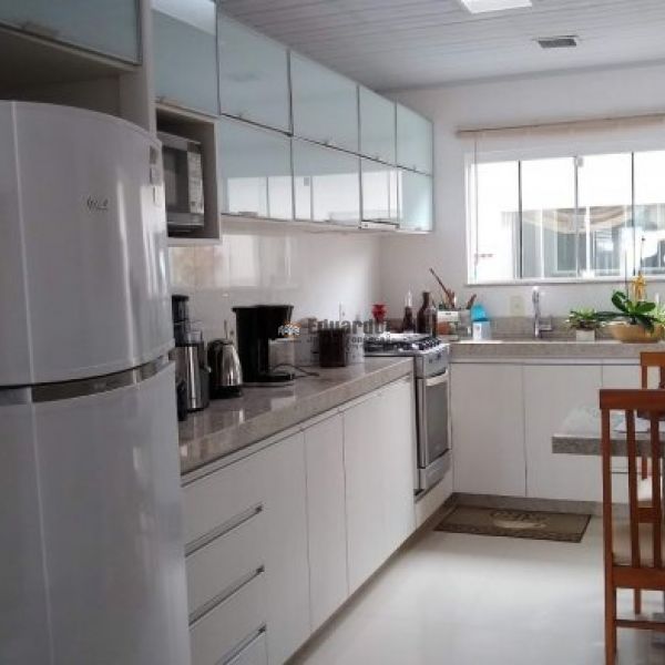 CASA  NO CENTRO DE PORTO BELO