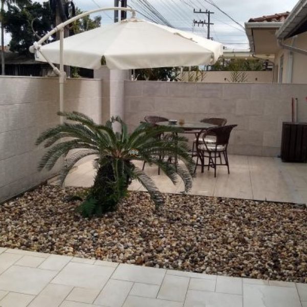 CASA  NO CENTRO DE PORTO BELO