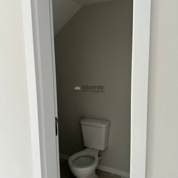 SOBRADO GEMINADO COM 02 SUTES