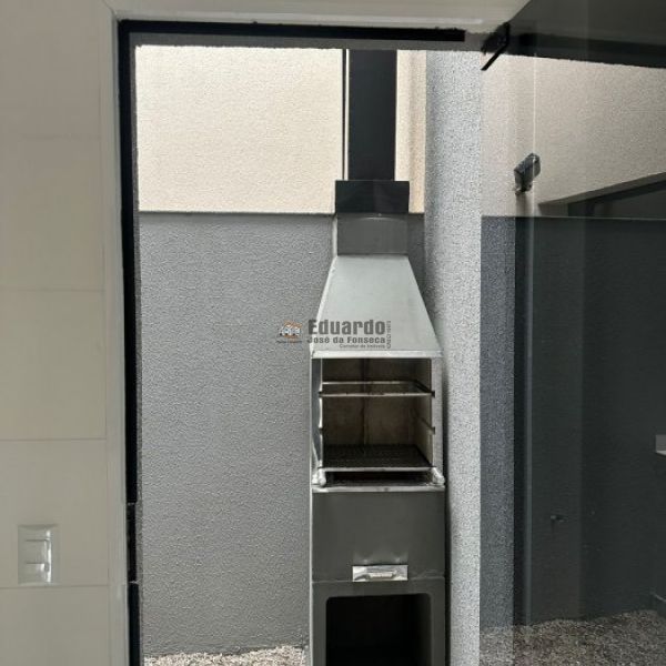 SOBRADO GEMINADO COM 02 SUTES