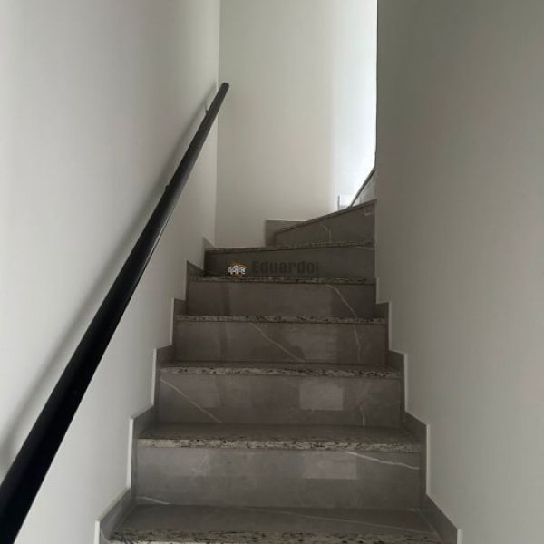 SOBRADO GEMINADO COM 02 SUTES