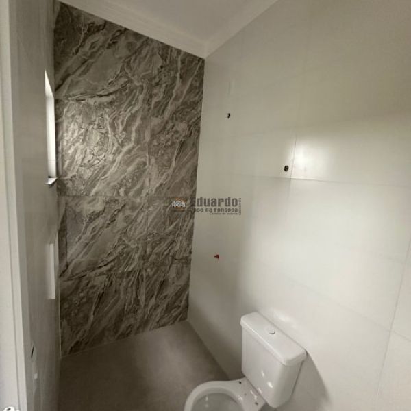 SOBRADO GEMINADO COM 02 SUTES