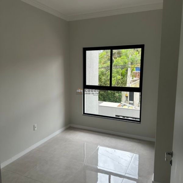 SOBRADO GEMINADO COM 02 SUTES