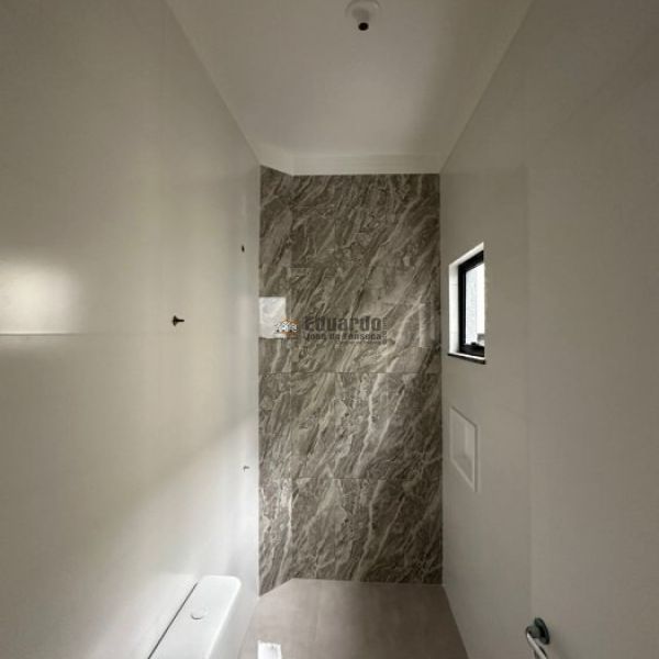 SOBRADO GEMINADO COM 02 SUTES